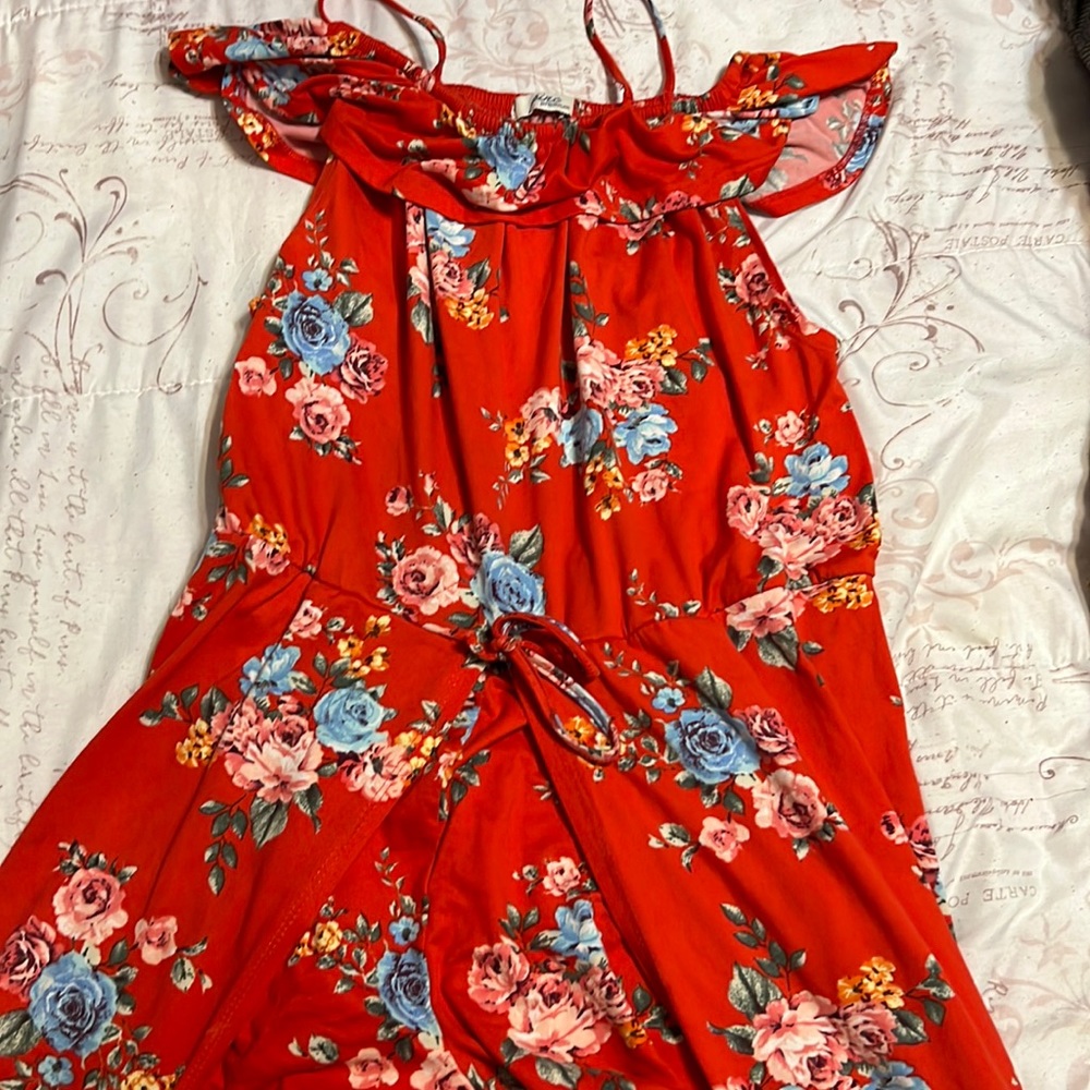 Size:M. Color: blue,red,green,blue and orange. off the shoulder but with strings